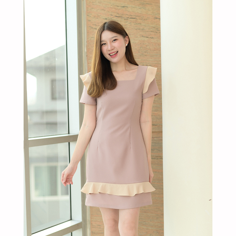 kudapy เดรสสั้นสีชมพู/สีเทาเข้ม/สีเทาอ่อน คอเหลี่ยม ดีไซน์น่ารัก มีระบายที่รอบแขนและช่วงชายเดรสเพิ่มความหวาน ใส่ง่ายได้หลายโอกาส มีซับใน