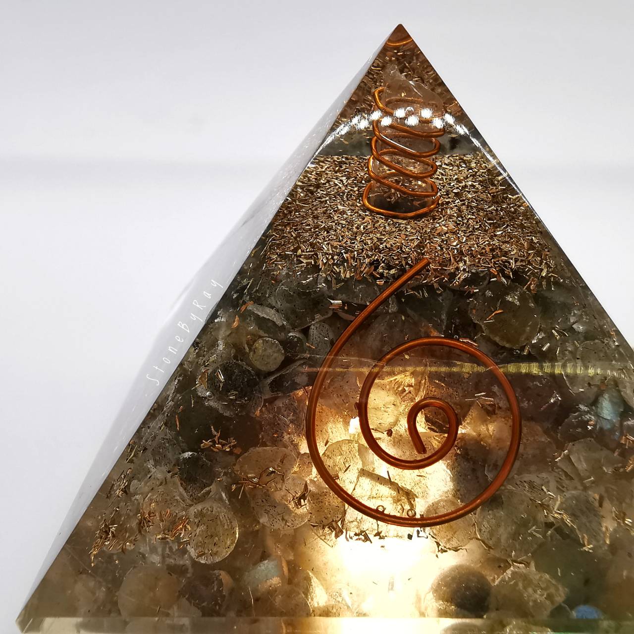 พีระมิดออร์โกไนท์หินลาบราโดไลท์ Labradorite