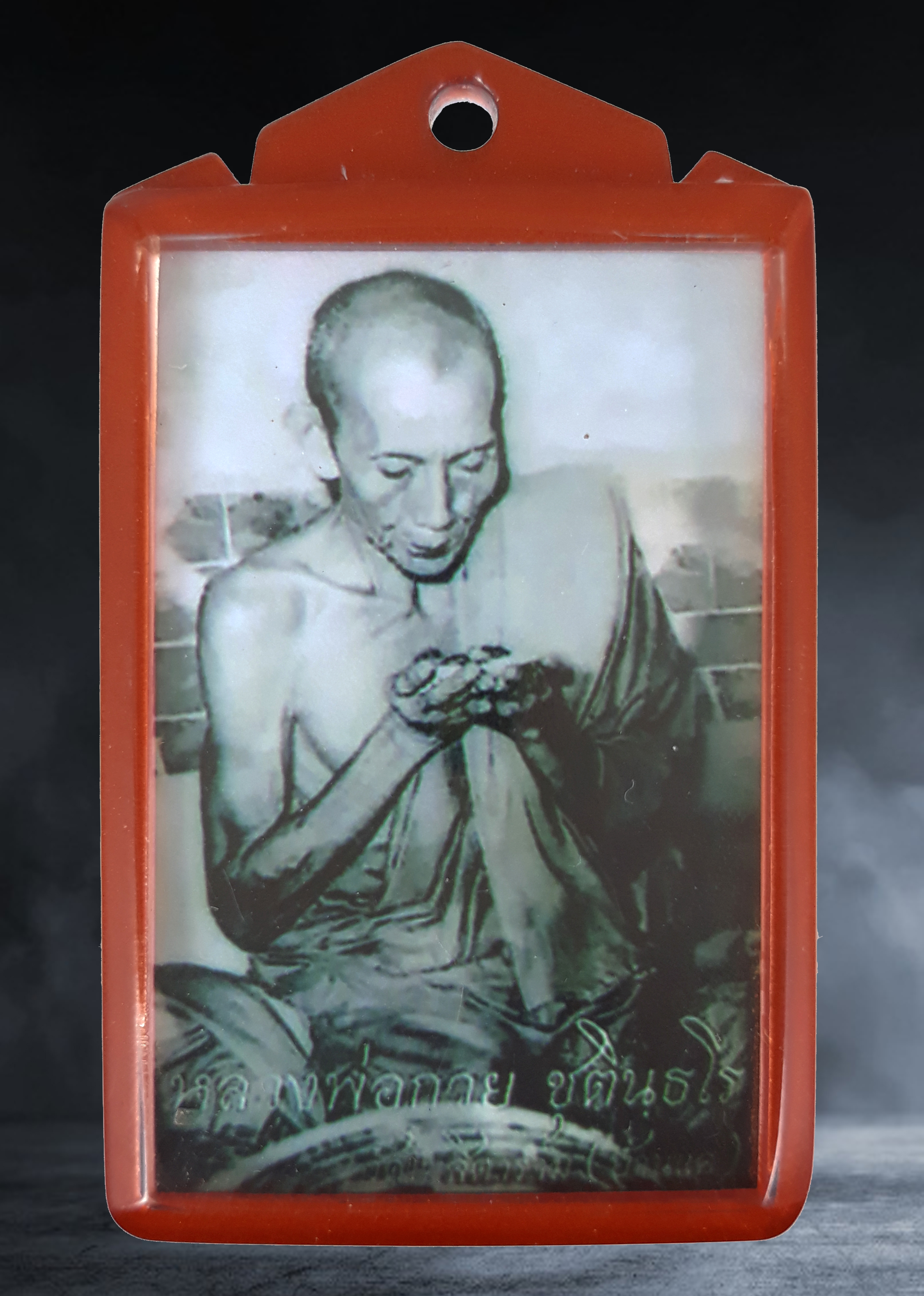 รูปถ่ายนั่งเสกตะกรุดหลวงพ่อกวย วัดโฆสิตาราม จ.ชัยนาท ปี ๒๕๖๐ เลี่ยมพร้อมใช้