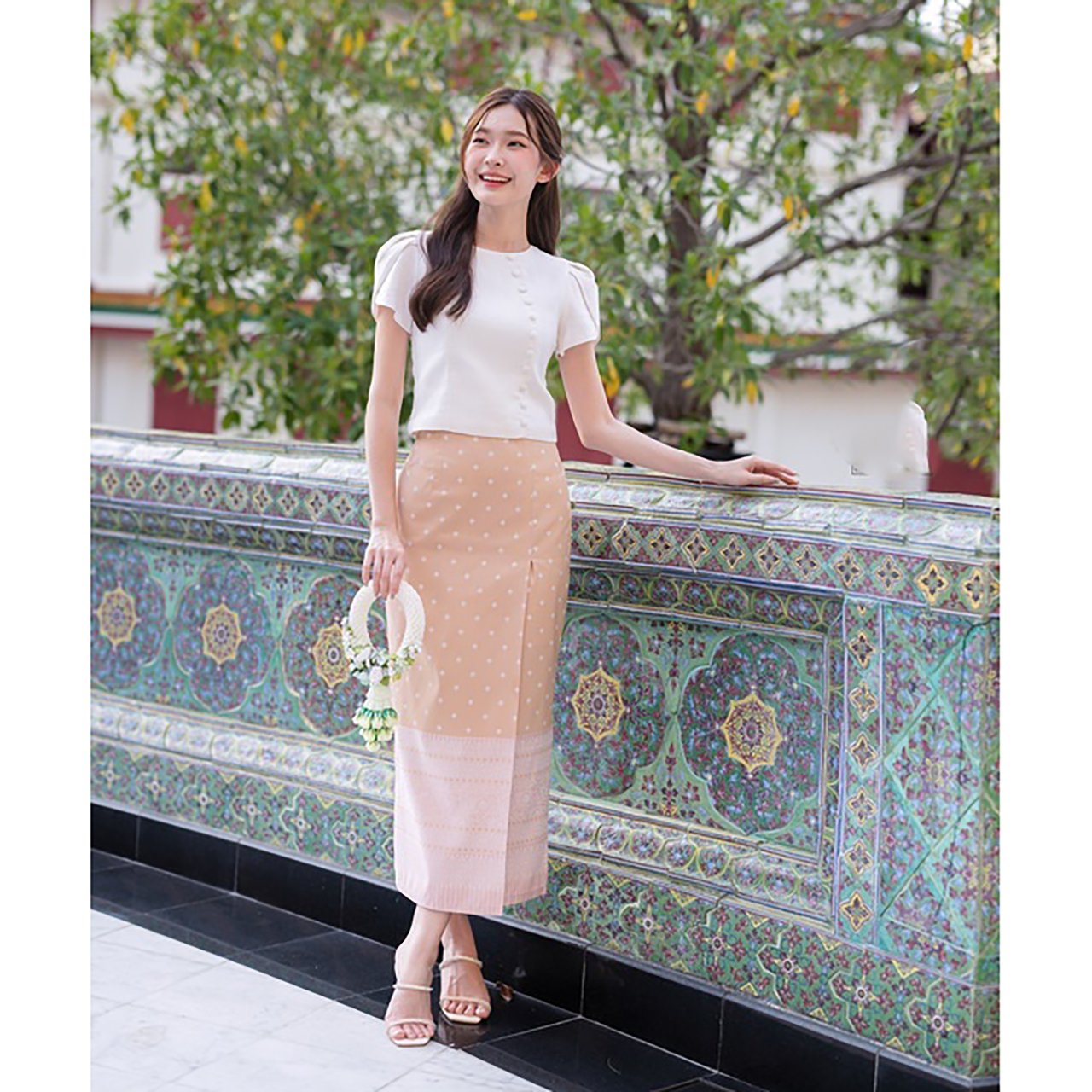 kudapy ชุดเซ็ทเสื้อสีขาว ชุดลิซ่าใส่+กระโปรงลายไทยสีชมพู/สีครีม