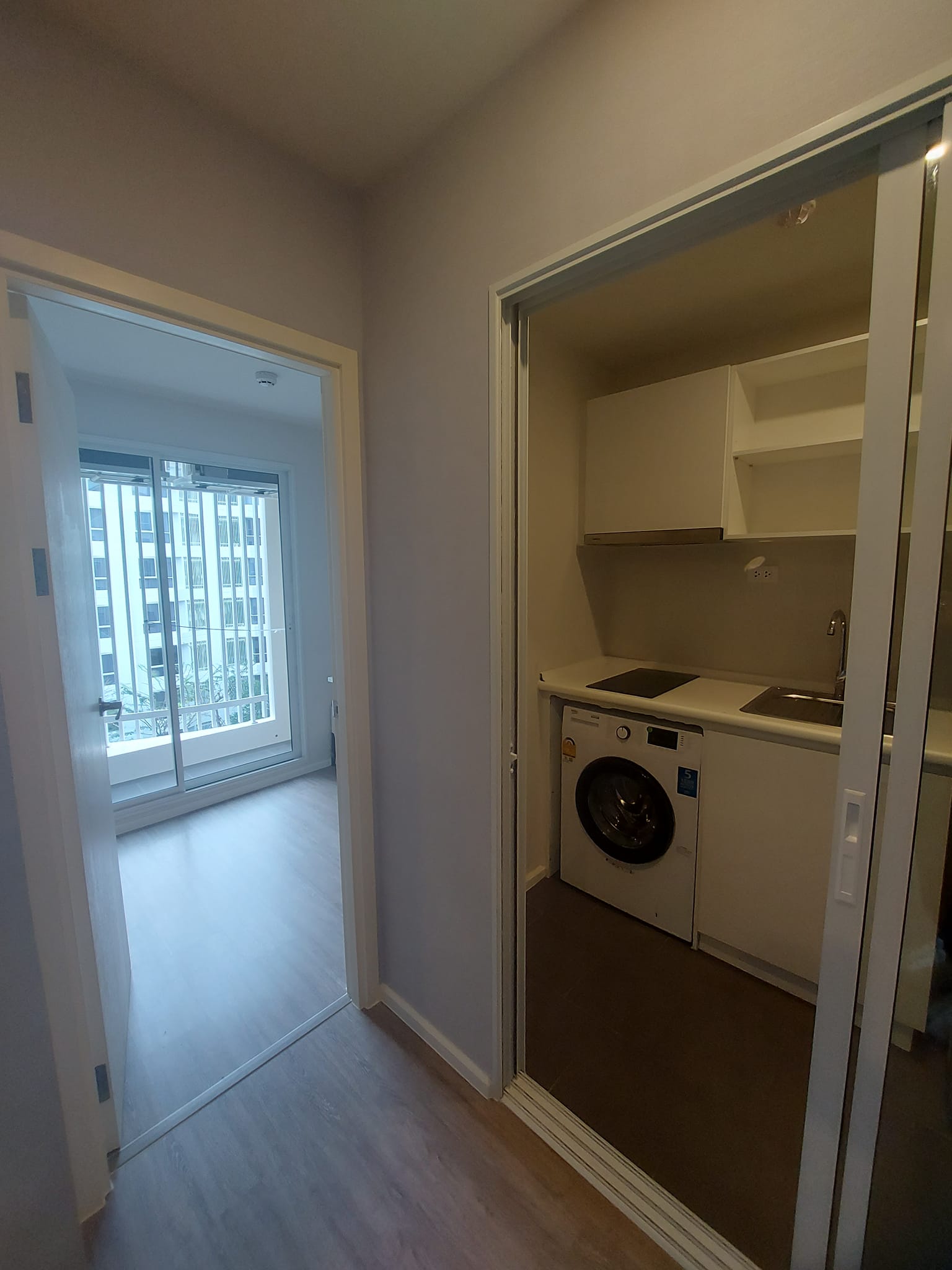 ให้เช่าห้องใหม่แบบ 2ห้องนอน 1ห้องน้ำ โซนพื้นที่ BTS รัชโยธิน คอนโด Blue Phahonyothin 35 (บลู พหลโยธิน 35) ขนาดห้อง 35 ตรม. ชั้น 6 ตึก B วิวสระ