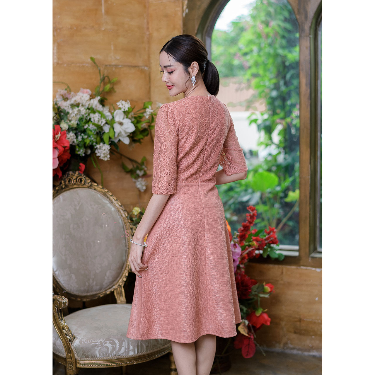 kudapy เดรสสั้นสีม่วง/สีชานม ดีไซน์สวยเก๋ ช่วงอกแต่งดอกไม้สวยมากๆ ผ้าสวย ทรงสวยหวาน งานดีมาก ถูกใจแน่นอน