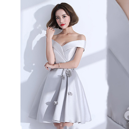 kudapy ชุดราตรีสั้นสีเทา เดรสปาดไหล่ ผ้าซาตินเนื้อเงา แต่งดอกไม้ที่เอว ดีเทลสวยเก่ๆ