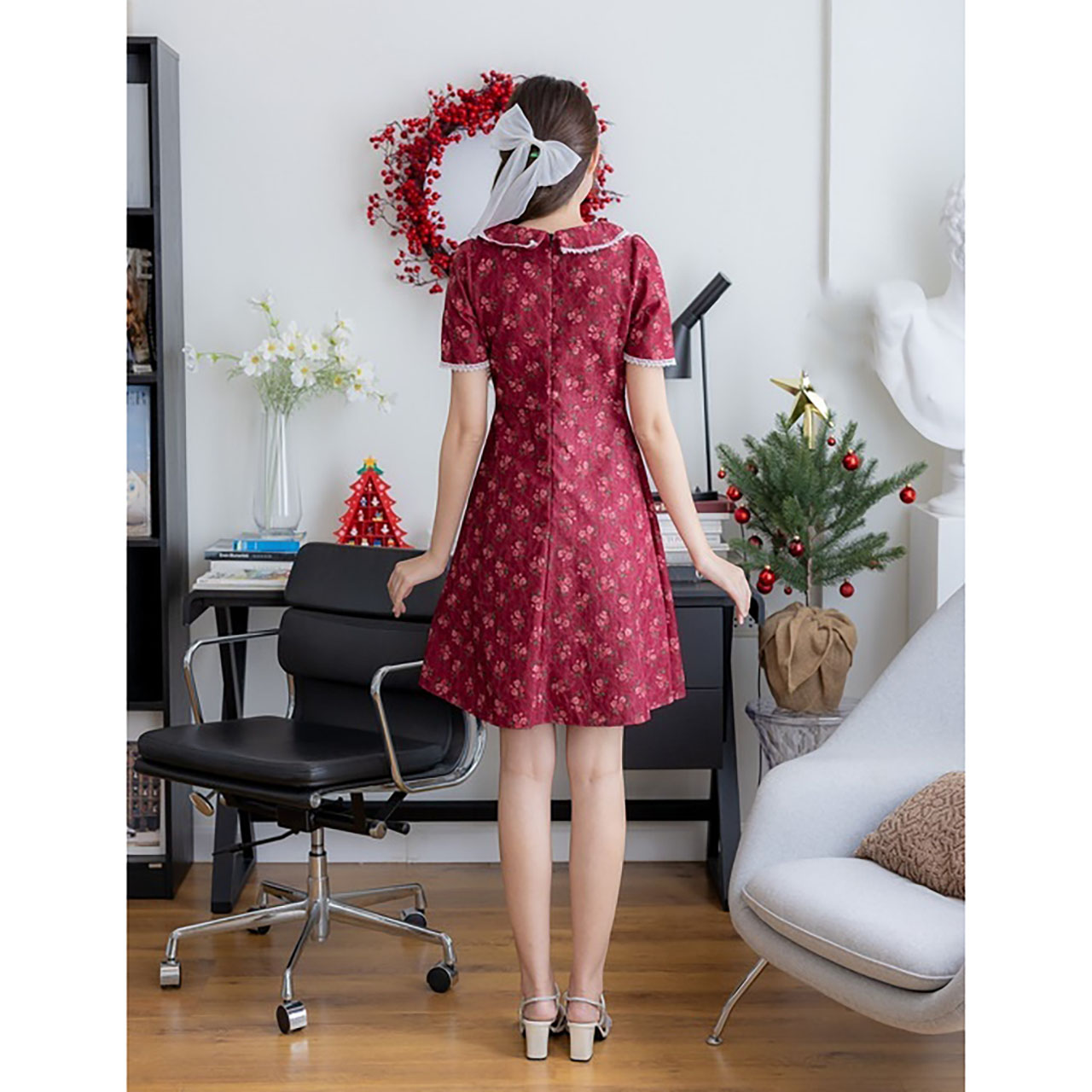 kudapy เดรสสั้นสีแดง/สีครีม/สีเขียว ทรงบานลายดอกคอบัว