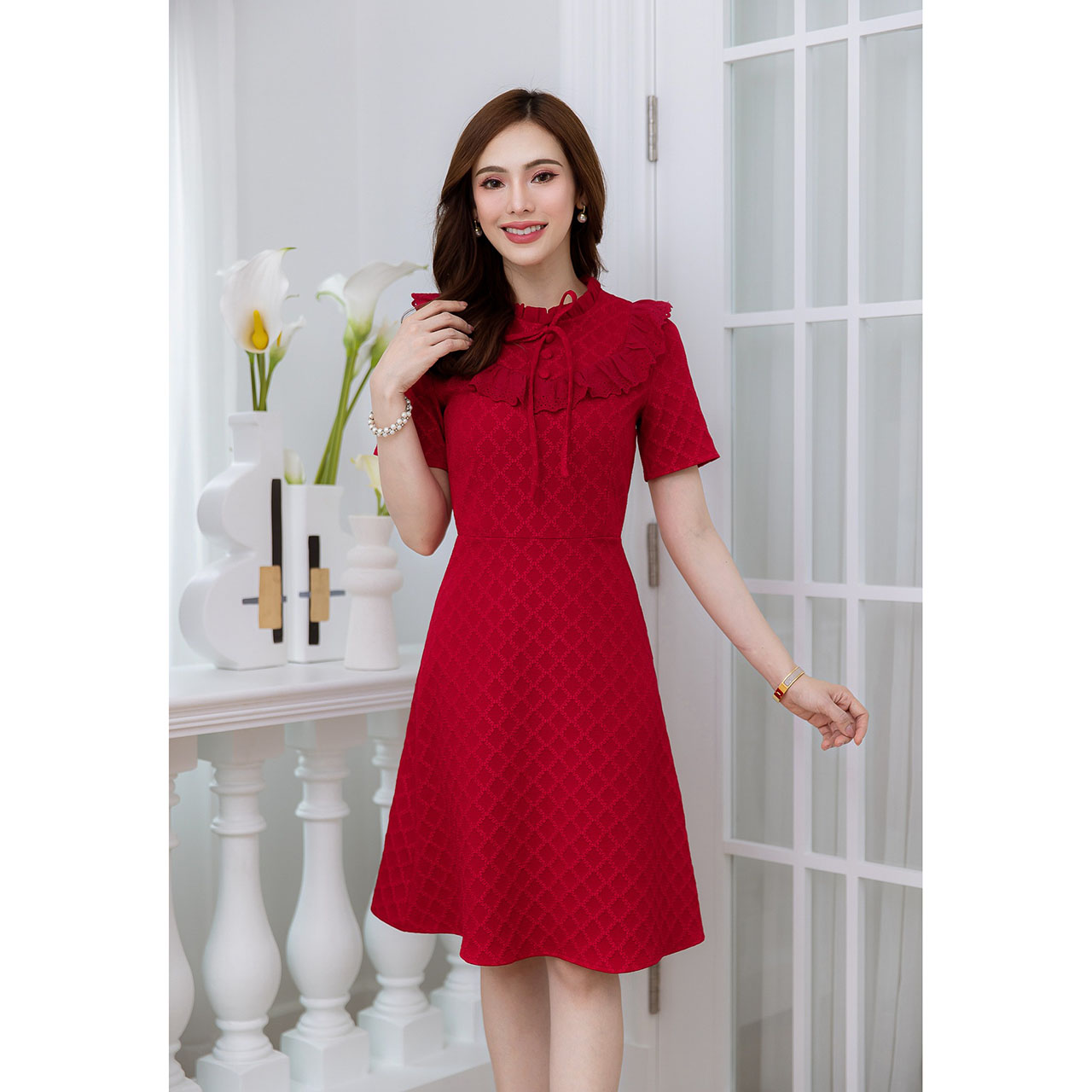 kudapy เดรสสั้นสีแดง/สีชมพู ผ้าแจ็คกาด ผ้าสวยมีเทคเจอร์ มีดีเทลช่วงอกแต่งด้วยผ้าเชิงคอตตอนฉลุ เป็นระบายสวยหวาน