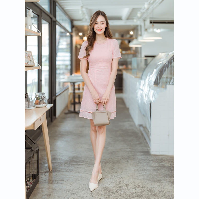 kudapy เดรสสั้นสีชมพู/สีขาว/สีฟ้า ผ้าฉลุลูกไม้แขนสั้นคอกลม สวยดูดีน่ารัก