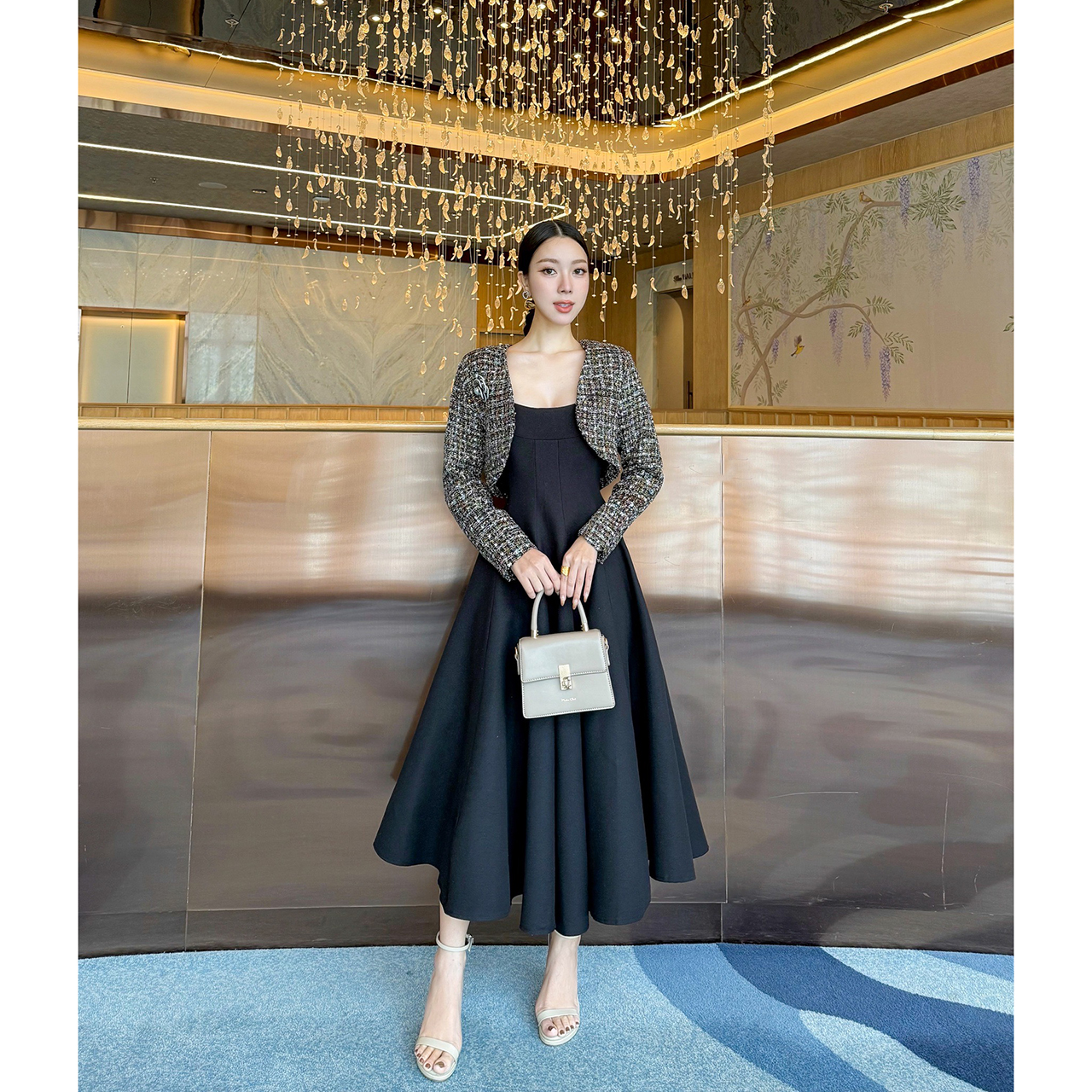 kudapy เดรส+เสื้อครอป+เข็มกลัดดอกไม้ ผ้าพรีเมี่ยมทวิตที่ เดรสเป็นทรงเข้ารูปช่วงเอว มีความพองช่วงล่างน่ารักมาก ซิปซ่อนด้านหลัง มีซับใน