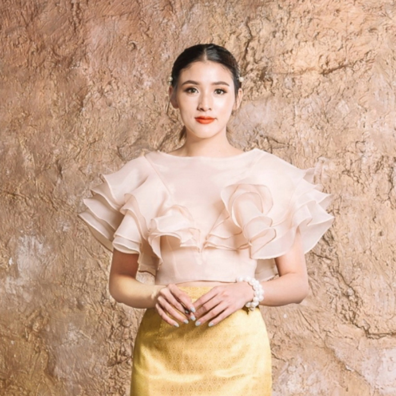 kudapy เสื้อไปงาน ผ้าแก้วคอปาดแคบสีครีม/สีม่วง แต่งระบายช่วงแขนเป็นทรงหน้าอก V Shape ระบาย 4 ชั้นสวยหรูมากๆค่ะรุ่นนี้