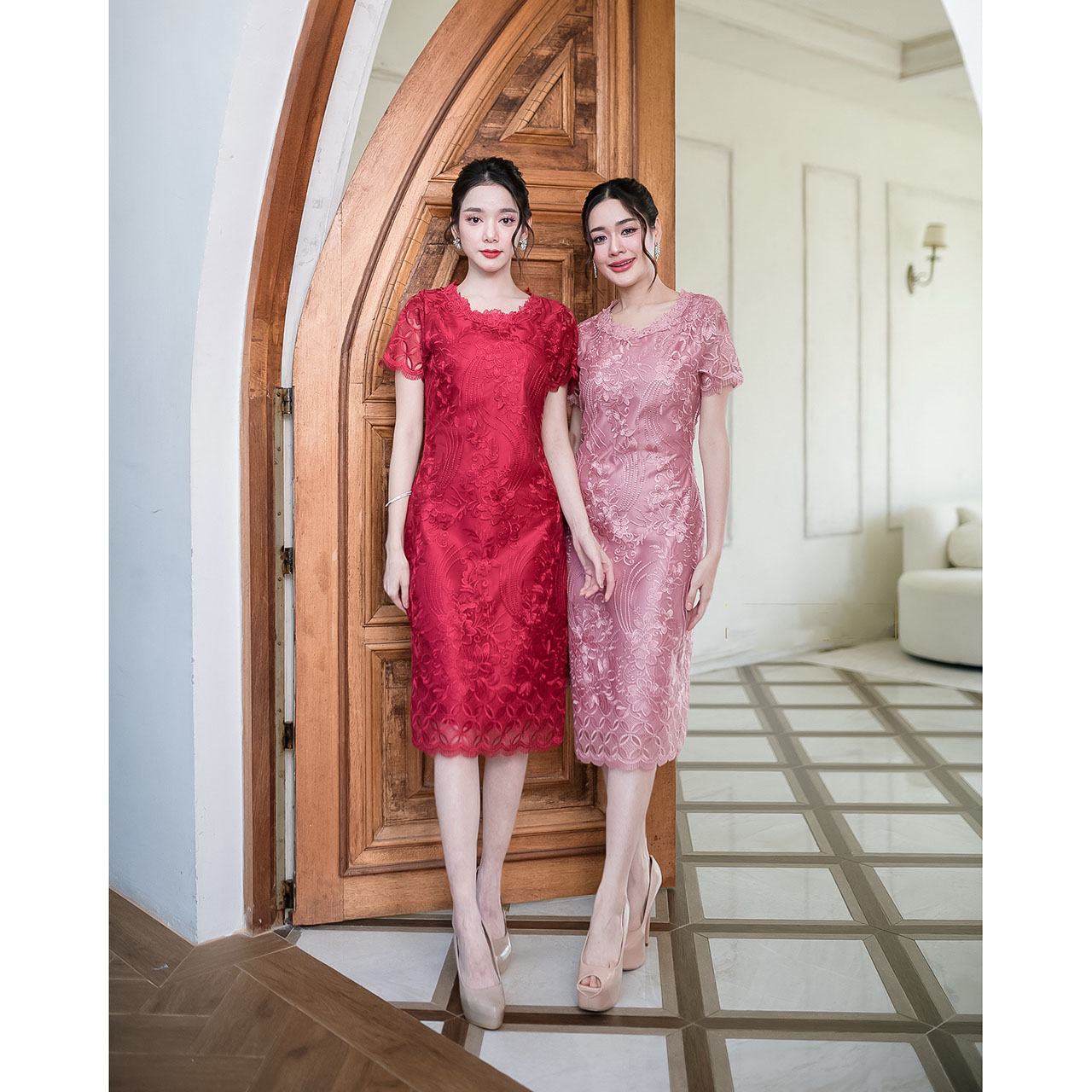 kudapy เดรสสั้นสีแดงเลือดนก/สีชมพูกะปิ ลูกไม้ตาข่ายปักดอกไม้ ลายช่วงเชิงลูกไม้สวย เนื้อผ้าเกรดสวยปักลายดอกหวานละมุน
