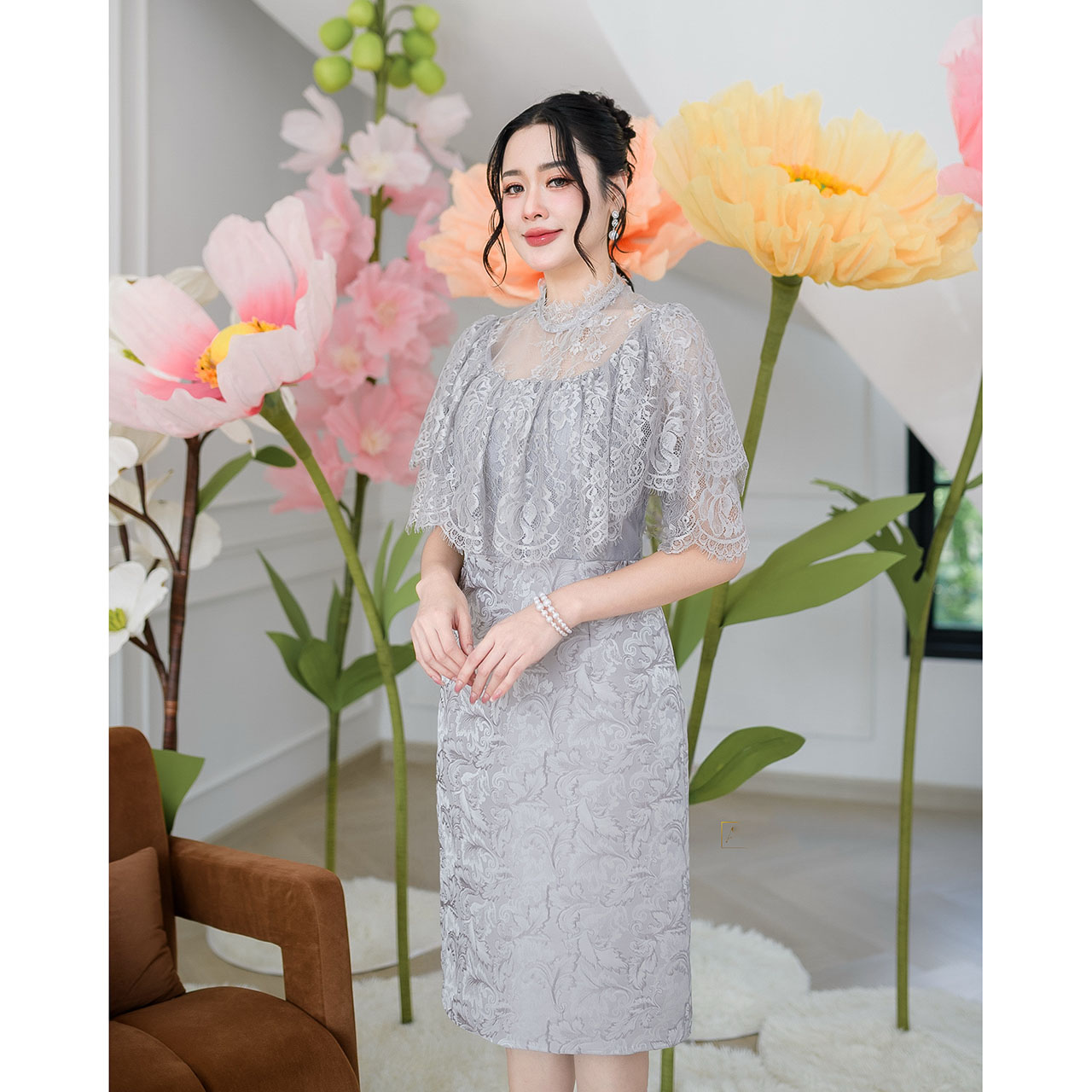 kudapy เดรสทรงคอปีนและผ้าลูกไม้ฝรั่งเศส ด้านบนเป็นผ้าลูกไม้ฝรั่งเศสคลุมไหล่คอปีนด้วยลูกไม้บางๆ