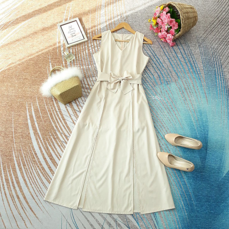 kudapy จั๊มสูทขาสั้นสีแดง ขาว ครีม กรม น้ำตาล ดำ คอวีแขนกุด ดีเทลแต่งผ่ายาวผ่าด้านหน้า ขาสั้นด้านใน มีซิปซ่อนด้านหลัง มีเชือกแยกสำหรับผูกเอว 1 เส้น