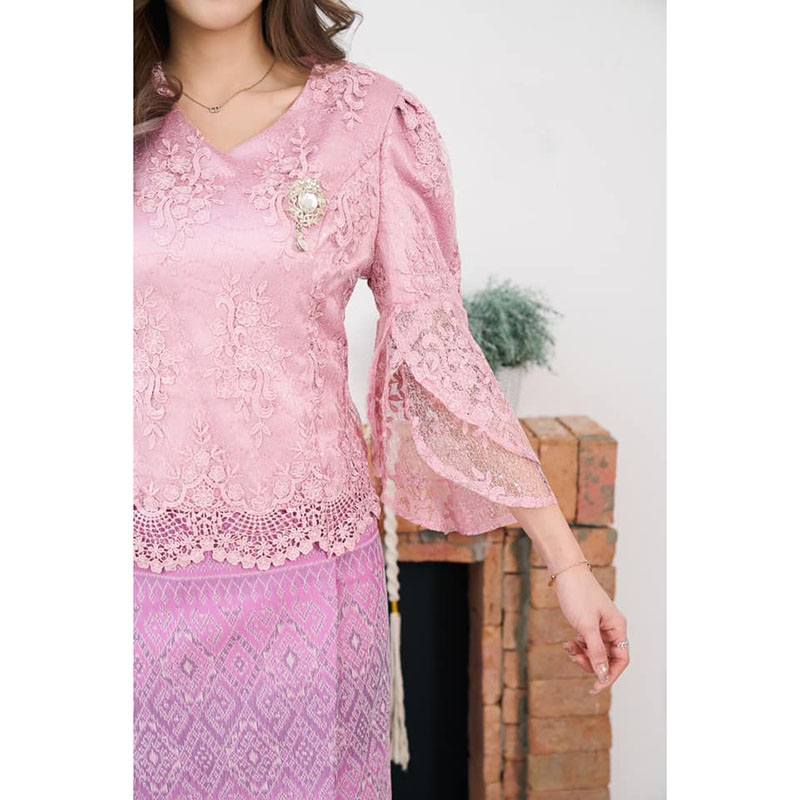kudapy ชุดเซ็ทเสื้อลูกไม้สีชมพู+กระโปรงผ้าไหมแพรวากาฬสินทร์สำเร็จรูปอัดกาวอย่างดี