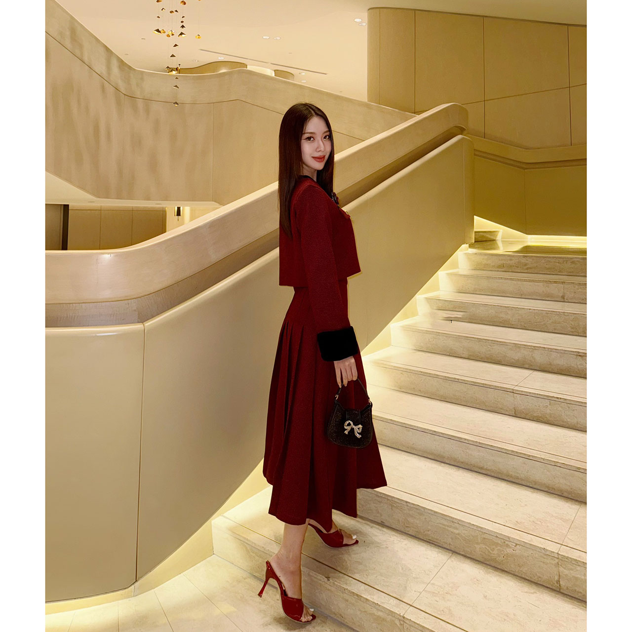 kudapy เซ็ทผ้าพรีเมี่ยม สื้อกับกระโปรงเราใช้ผ้าเดียวกันทั้งชุด เนื้อผ้ามีน้ำหนัก ทิ้งตัวดี ยับยาก เสื้อกระดุมจริง กระโปรงซิปเอวสูงไม่สม้อค มีซับในอย่างดี