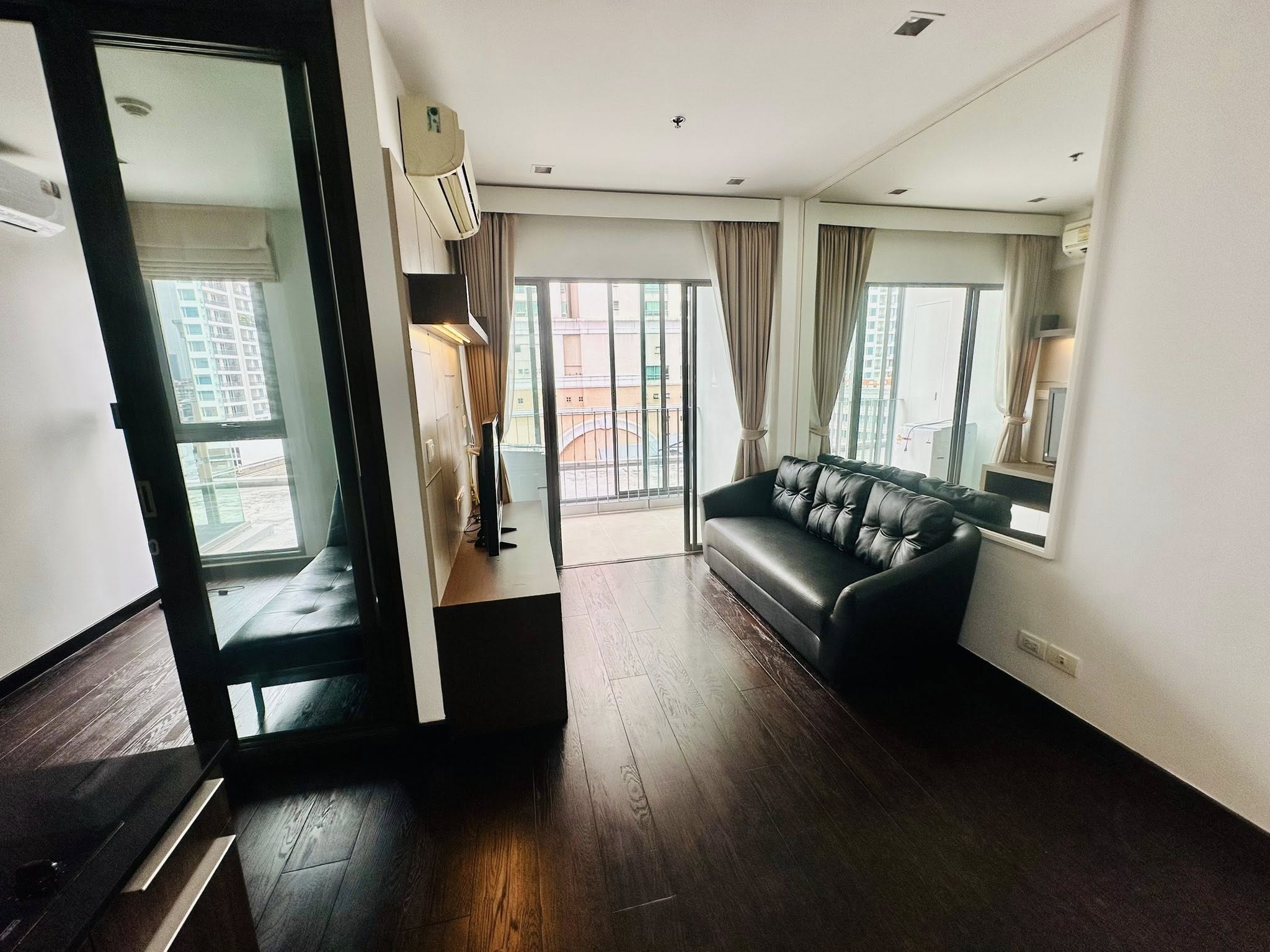 ให้เช่าคอนโด IDEO Q Phayathai (ไอดีโอ คิว พญาไท) High Rise โซนพื้นที่ BTS พญาไท ห้องแบบ 1ห้องนอน 1 ห้องทำงาน ( สามารถดัดแปลงเป็นห้องนอนได้) 1ห้องน้ำ ขนาดห้อง 50 ตรม. ชั้น 9