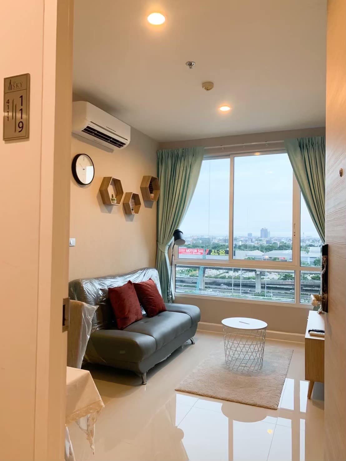 ให้เช่าห้องตกแต่งเครื่องใช้ไฟฟ้าครบสอบถามแอด Line ID : Smile-easy ที่ The Sky Sukhumvit (เดอะ สกาย สุขุมวิท)