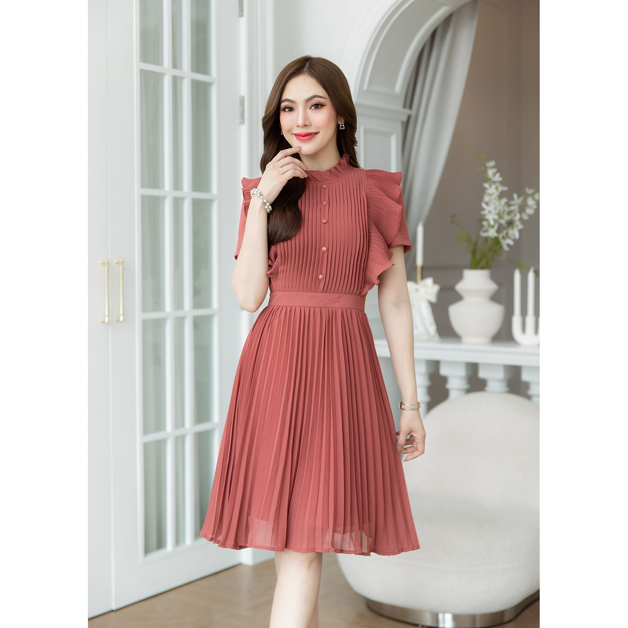 kudapy เดรสชีฟอง ดีเทลอัดพลีททั้งตัว ช่วงแขนเป็นดีเทลแขนปลีกอัดพลีทเล็ก ช่วงอกเย็บพลีทเป็นแนวเกล็ดแต่งกระดุม