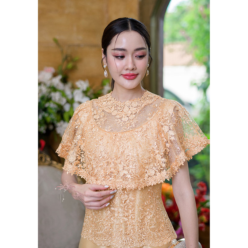 kudapy เดรสสั้นสีเหลืองทอง/สีเทา ผ้าลูกไม้เงาผสมผ้าไหม ด้านบนเป็นงานผ้าลูกไม้คลุมไหล่ระบายแต่งรอบคอด้วยลูกไม้สวยหรู กระโปรงเป็นงานผ้าไหมญี่ปุ่น