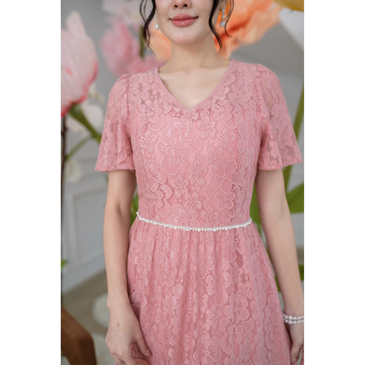 kudapy เดรสยาวผ้าลูกไม้เนื้อนุ่มนิ่ม คอวีแขนสั้นชายกระโปรงแต่งระบาย ช่วงเอวเย็บแต่งประดับมุกรอบเอว เพิ่มความสวยหวาน