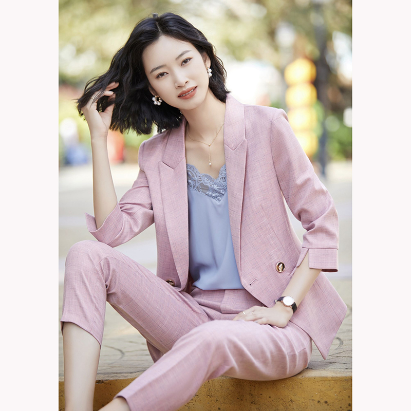 kudapy ชุดสูททำงานผู้หญิงสีเทา/สีชมพู แต่งกระดุมหน้าแขนห้าส่วนพร้อมกางเกง จุดเด่นของชุดนี้คือได้ลุคที่สดใส