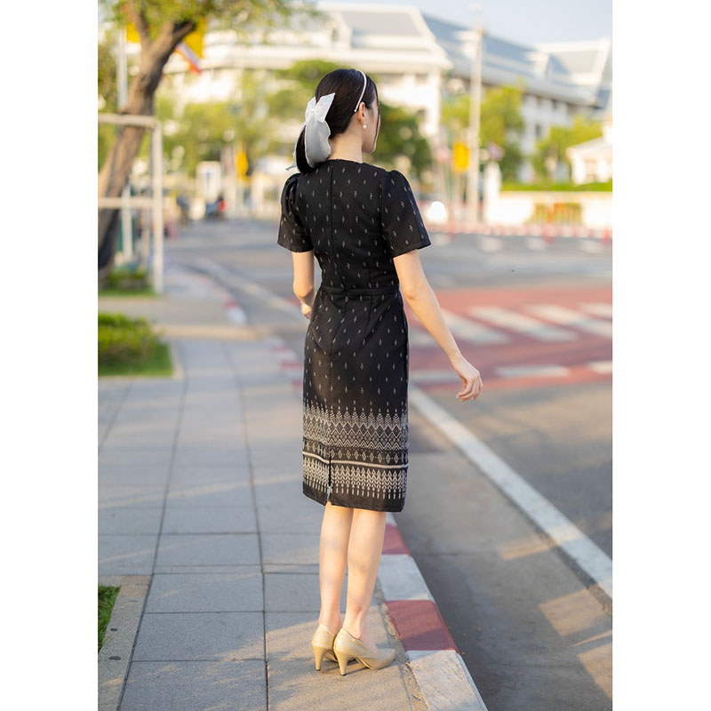 kudapy เดรสสั้นสีชมพู/สีดำ ผ้าลายไทย ทรงเข้ารูป แต่งกระดุม ใส่ออกงาน สวยดูดีเรียบร้อย