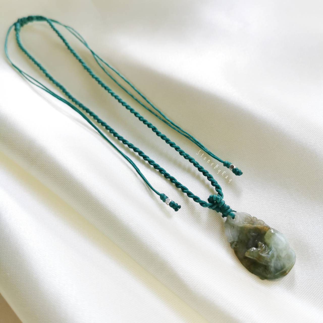 สร้อยคอเชือกถักจี้หินหยกแกะสลักปีชวด(Jade)