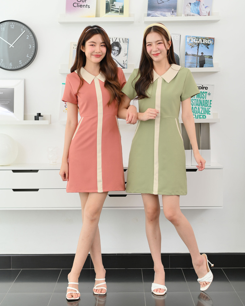 kudapy เดรสแขนสั้นทรงเอ ดีไซน์คอปก ตัดต่อเล่นสีทูโทนที่ปกและแถบสีกลางลำตัวมีกิมมิคลายผ้าเล็กๆ คู่สีทูโทนน่ารักละมุ