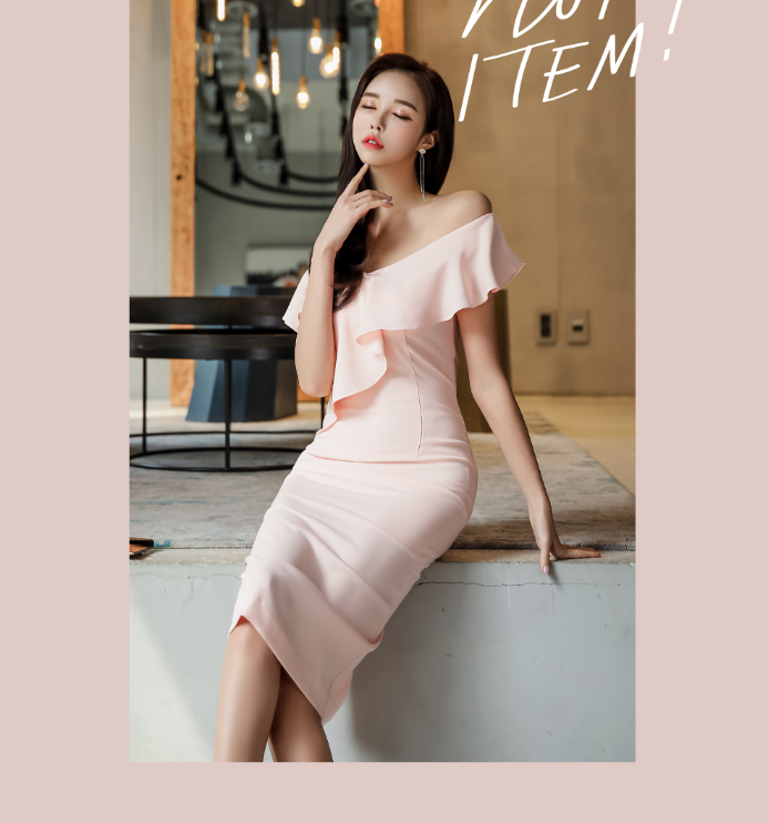 ชุดเดรสผ้าโพลีเอสเตอร์สีชมพูโอรส ดีไซส์เปิดไหล่