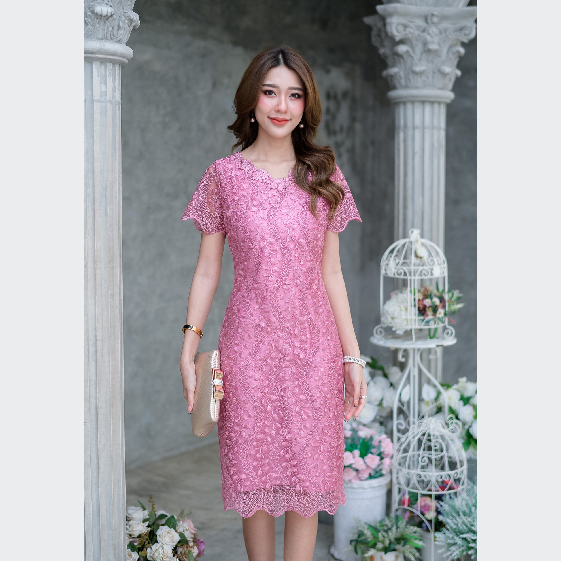 kudapy เดรสไปงานผ้าลูกไม้เงาทอลายผสมเลื่อมสีชมพู/สีน้ำตาล เนื้อผ้าสวยหรูดูแพงมากๆค่ะ ดีไซน์ทรงตรงสวยใส่ง่าย คอวีทำให้ดูไม่อ้วนตัน