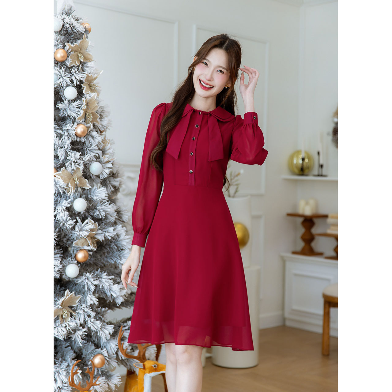 kudapy เดรสสั้นสีแดง/สีน้ำตาล ชีฟองแขนยาว สวยเรียบหรู มีดีเทลคอปกสองชั้นเป็นโบว์ มีกระดุมใบโคลเวอร์ช่วงอก เปิดได้จริง