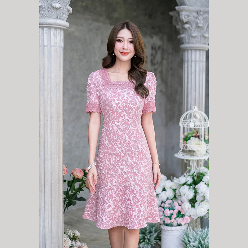 kudapy เดรสสั้นคอเหลี่ยมทรงเนื้อนูนสีชมพูกะปี ,สีชมพูอ่อน เนื้อดีผ้าไม่หนาน้าา นิ่มใส่สบาย งานลายผ้านูนสามมิติสวยหวานมาก