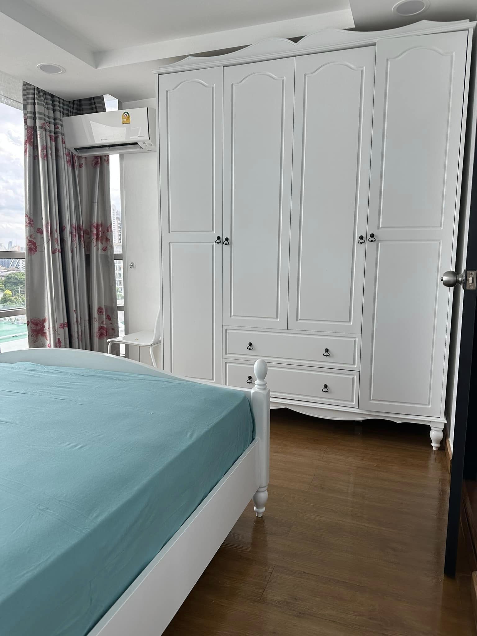 ห้องใหญ่ The Kris Extra 5 (เดอะคริส เอ็กซ์ตร้า 5) ให้เช่าชั้น8ตกแต่งครมีเครื่องซักผ้า สอบถามแอด Line ID : Smile-easy