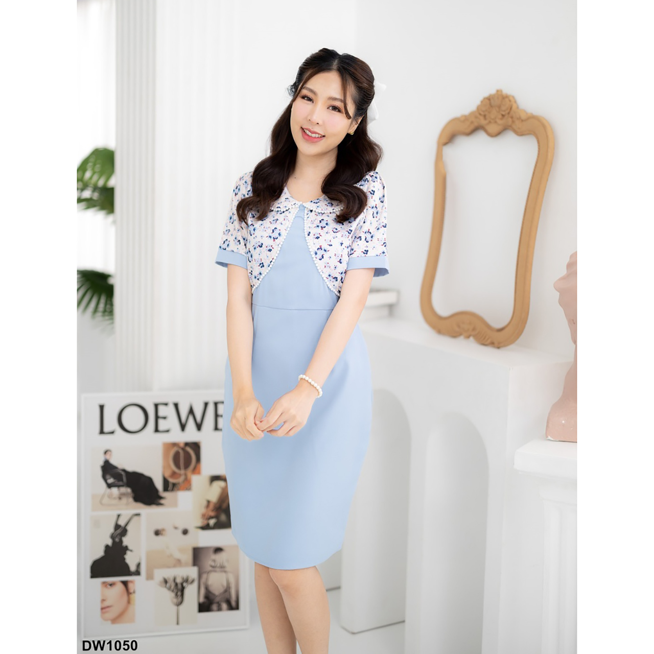 kudapy เดรสสั้นสีฟ้า/สีกรม/สีชมพู คอบัวลายดอกงานผ้าพื้น แต่งผ้าอัดลายเว้าข้าง สีน่ารัก โทนสุภาพ