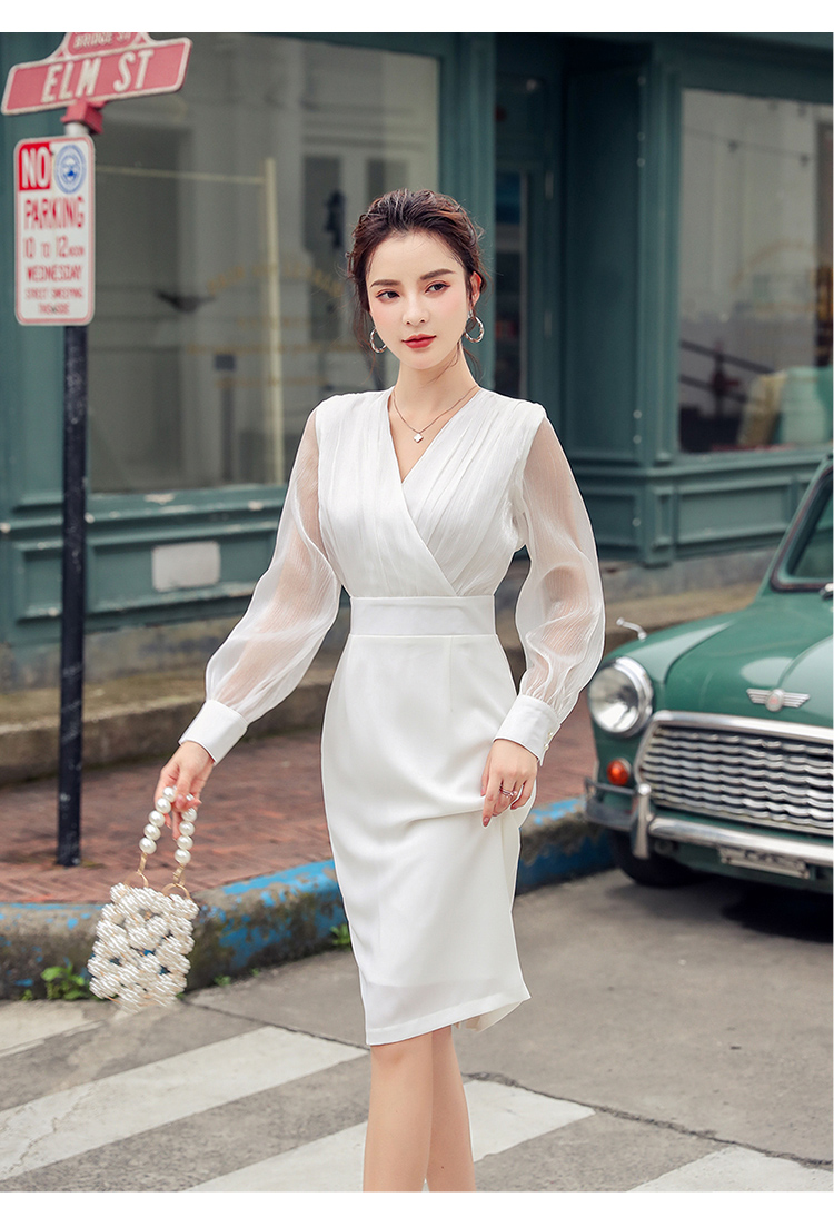 kudapy เดรสสั้นออกงานสีขาวคอทรงวี แบบสวยเด่น คอวีแต่งผ้าป้ายด้านหน้า แขนยาวผ้าซีทรูจัมป์ชายแขนติดกระดุม