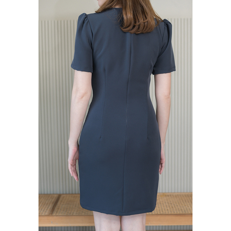 kudapy เดรสสั้นสีมัทฉะ/สีเทาเข้ม/สีม่วงอมน้ำตาล/สีน้ำตาล คอแหลม รูดยกช่วงไหล่เพิ่มความคิ้วท์ แพทเทิร์นจับเกล็ดเข้ารูป เนื้อผ้าหนานุ่มมีน้ำหนักทิ้งตัวสวย ซับในทั้งตัว