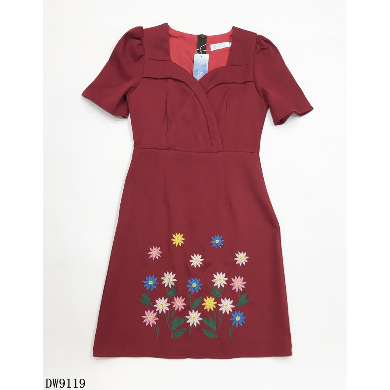 kudapy เดรสสั้นสีแดง/สีดำ เดรสสั้นคอวีเว้าอกกระโปรงปักดอกไม้