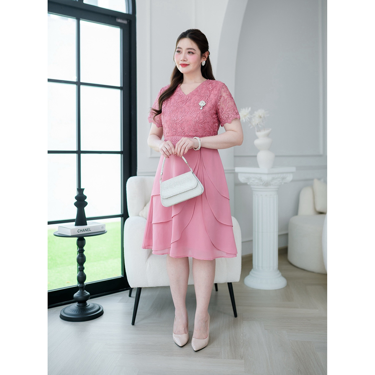 kudapy เดรสกระโปรงเลเยอร์สามชั้น เดรสด้านบนเป็นงานผ้าลูกไม้ใยบวบปักลายแซมเลื่อม กระโปรงผ้าชีฟอง เอวตกแต่งอะไหล่ลูกไม้เป็นเข็มขัดดีเทลสวย