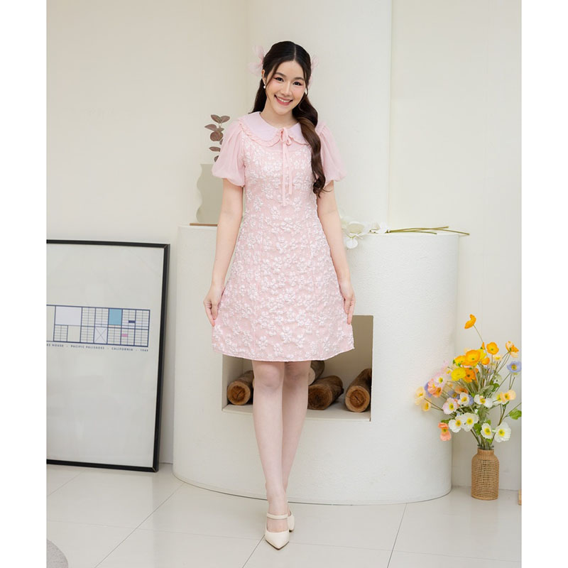 kudapy เดรสสั้นสีชมพู/สีขาว/สีดำ ผ้านูนลายดอกแขนตุ๊กตา งานซิปซ่อนด้านหลัง ใส่สวยไม่ซ้ำ