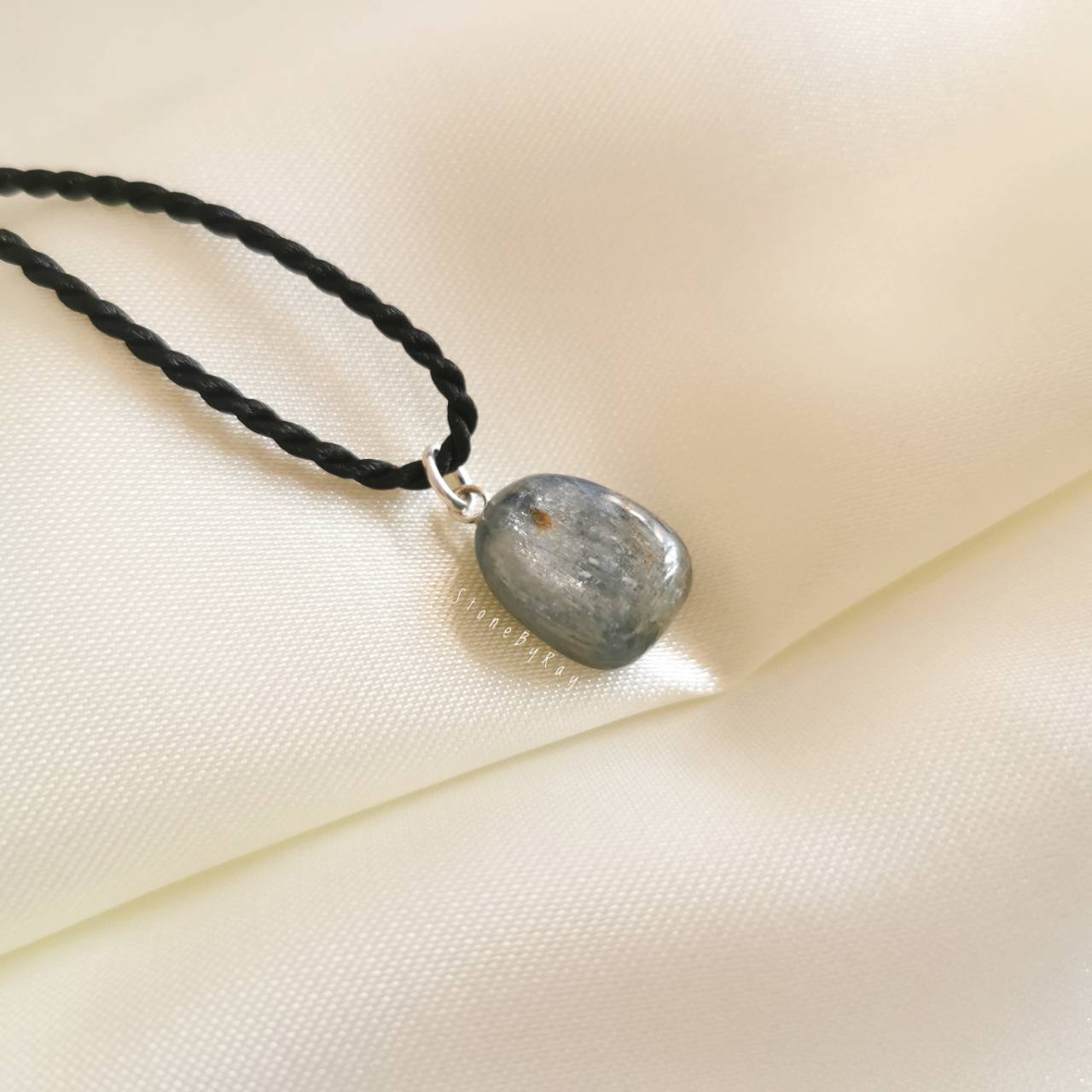 สร้อยคอเชือกจี้หินไคยาไนท์ (Kyanite)