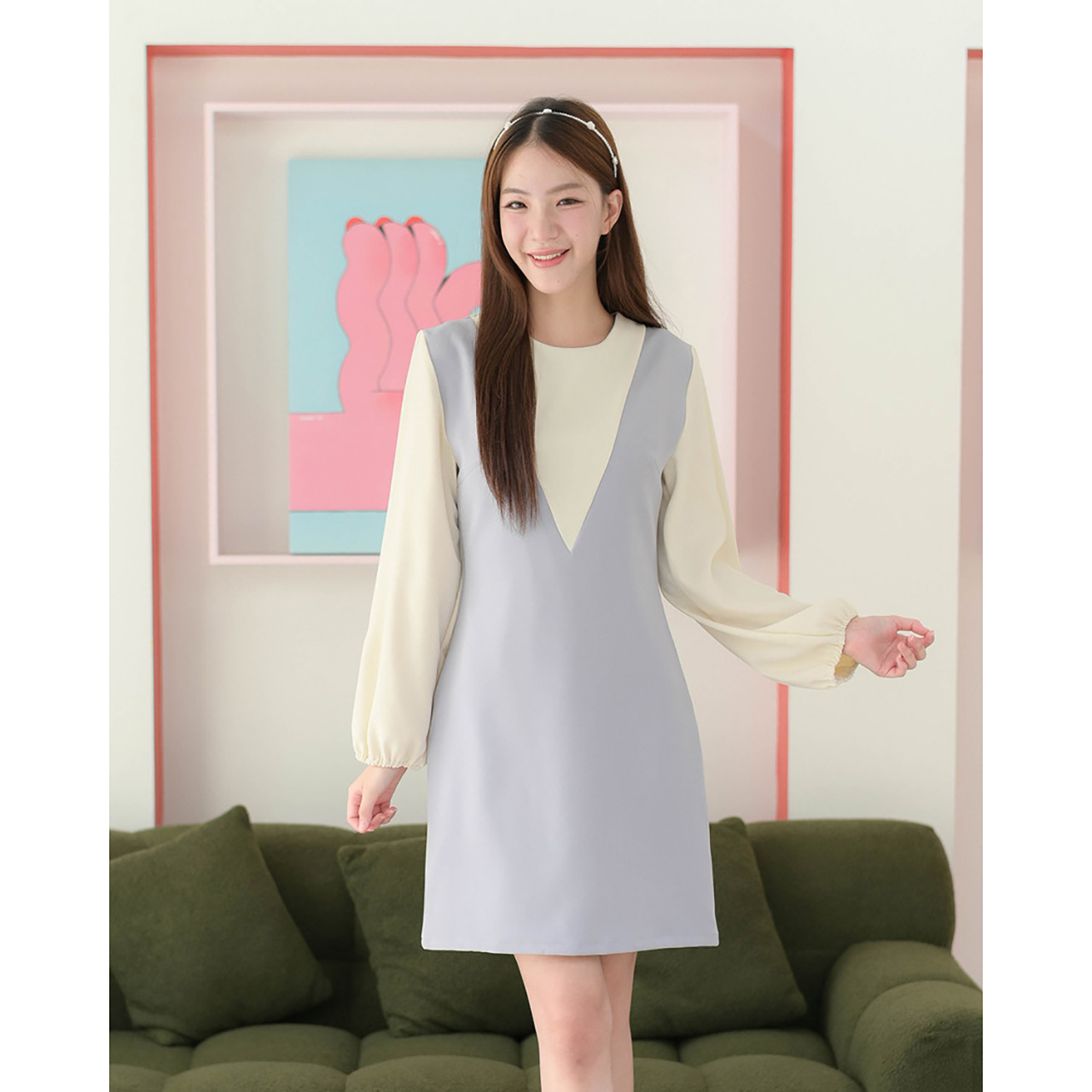 kudapy เดรสคอกลมแขนยาว ดีไซน์ตัดต่อเหมือนใส่เอี๊ยมคอวีทรงลึกเล่นสีทูโทนพาสเทล รูดจั๊มที่ปลายแขนให้พองเบาๆ