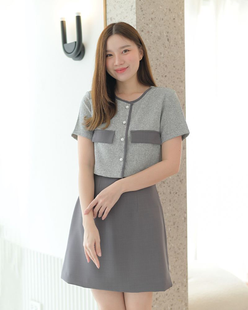 kudapy เดรสสั้นสีเบจ/สีดำ/สีเทาเข้ม/สีชานม ดีไซน์สวย ตัดต่อช่วงตัวคล้ายเชิ้ต เนื้อผ้าชาแนล กระดุมมุกแกะได้จริง แต่งกุ๊นเล่นสีทูโทน เย็บกลับซับในทั้งตัว