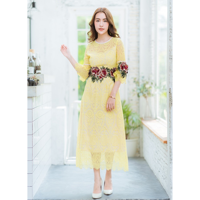 kudapy เดรสยาวสีเหลือง ลูกไม้หยักคาดกุหลาบ งานเรียบร้อย ดีเทลคาดกุหลาบตรงเอว ใส่ได้ทุกโอกาส