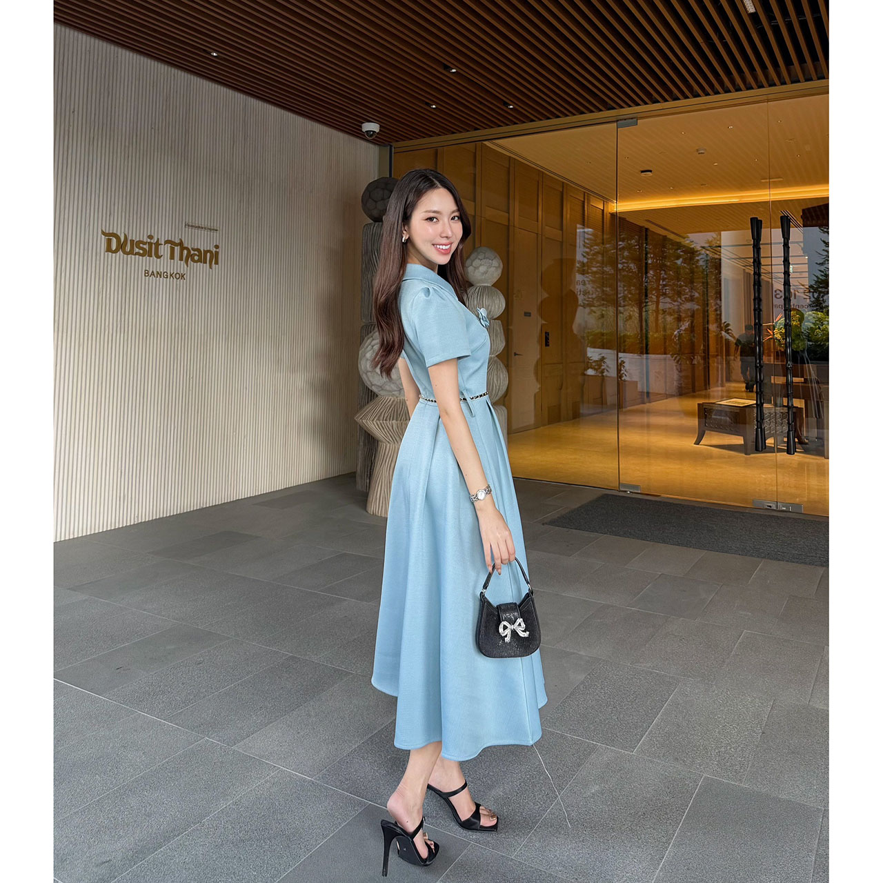 kudapy เดรสยาวสีครีม/สีฟ้า/ม่วงอ่อน/เหลืองอ่อน ผ้าทวิตญี่ปุ่นตกแต่งด้วยกระดุมดอกคามิเลีย ีซับในทั้งชุด ผ้าอัดกาวอย่างดี มาพร้อมกับเข็มขัดโซ่ และเข็มกลัดดอกไม้