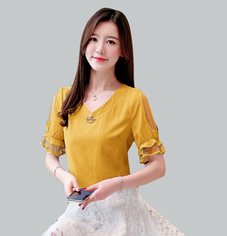 เสื้อสีเหลืองมัสตาร์ด ดีไซน์สวยเก๋ที่แขนเสื้อและปลายแขนเสื้อแต่งด้วยผ้าโปร่ง มีเข็มกลัดมุกติดที่คอเสื้อ