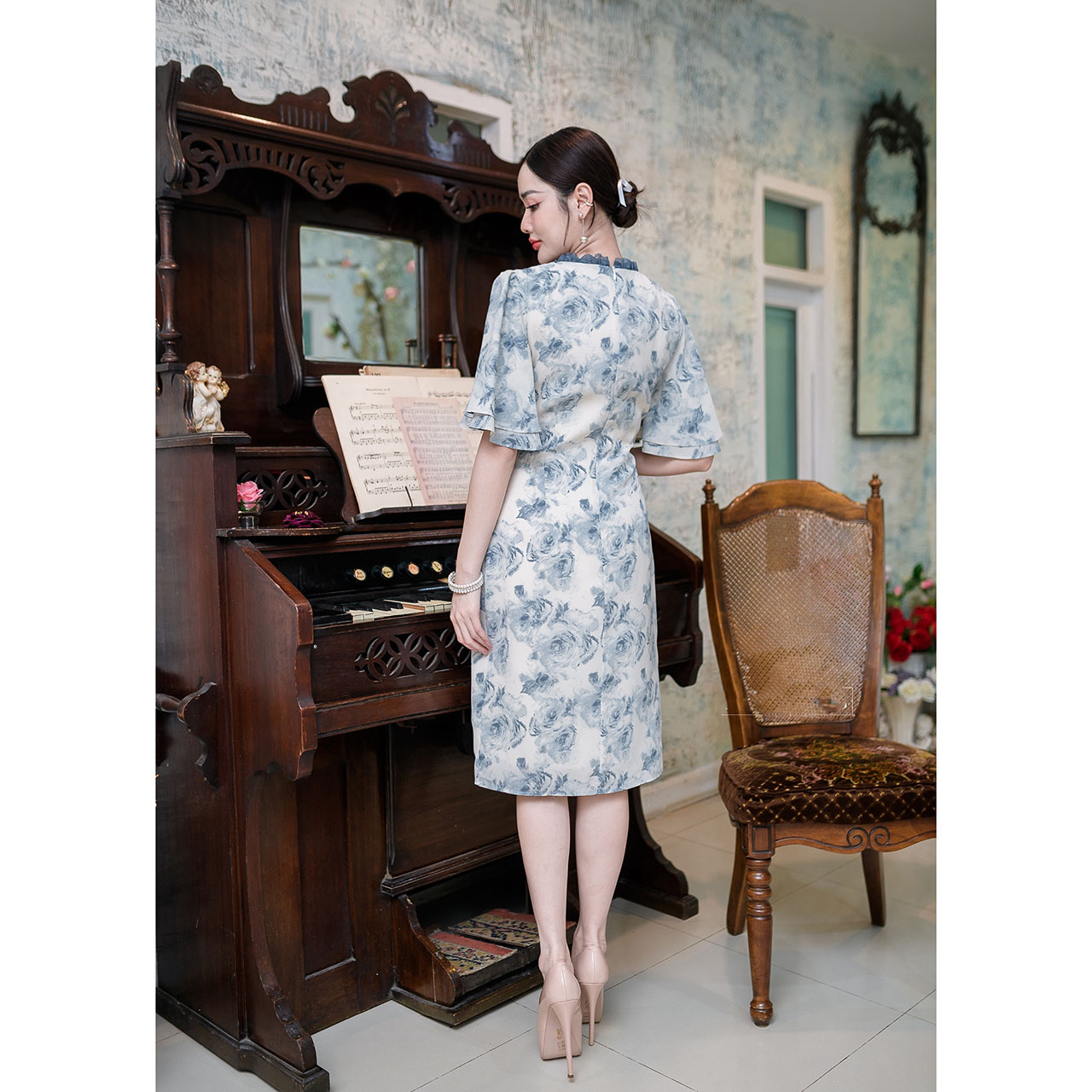 kudapy เดรสสั้นสีฟ้า/สีครีม/สีฟ้าคราม ผ้าพิมพ์ลาย เนื้อผ้าเย็นลื่นสบาย งานดีไซน์แขนระบายสองชั้น พิมพ์ลายกุหลาบไล่สีสวย