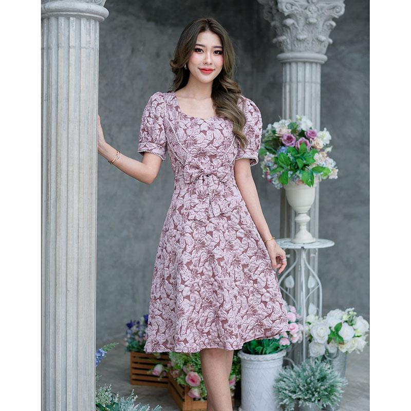 kudapy เดรสสั้นสีชมพู/สีดำ ผ้าลิลลี่ผ้ายอดนิยมขายดีของทางร้านค่ะ ผ้านุ่มลายสวย กระโปรงบาน คอเหลี่ยม มีดีเทลแต่งโบว์ด้านหน้าช่วงเอว