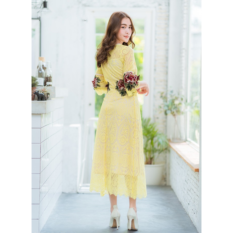 kudapy เดรสยาวสีเหลือง ลูกไม้หยักคาดกุหลาบ งานเรียบร้อย ดีเทลคาดกุหลาบตรงเอว ใส่ได้ทุกโอกาส