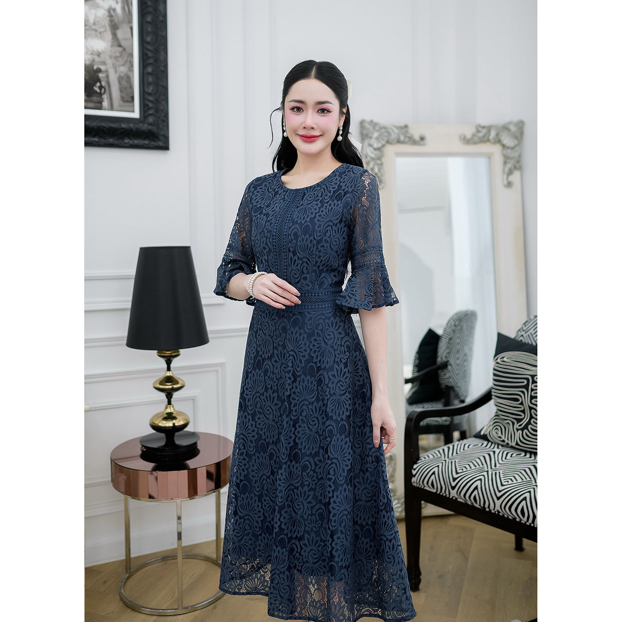 kudapy เดรสยาวสีกรม/สีน้ำตาล ผ้าลูกไม้ทั้งชุด แต่งคาดด้วยลูกไม้ช่วงเอว และแขนแต่งระบาย