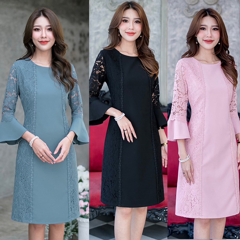 kudapy เดรสสั้นคอกลมแต่งลูกไม้สีชมพู,สีดำ,สีเทาฟ้า ด้านข้างตัวเดรสและแต่งคาดด้วยลูกไม้เส้นลายดอกไม้จนถึงปลายกระโปรง และช่วงแขนก็เป็นลูกไม้ค่ะ