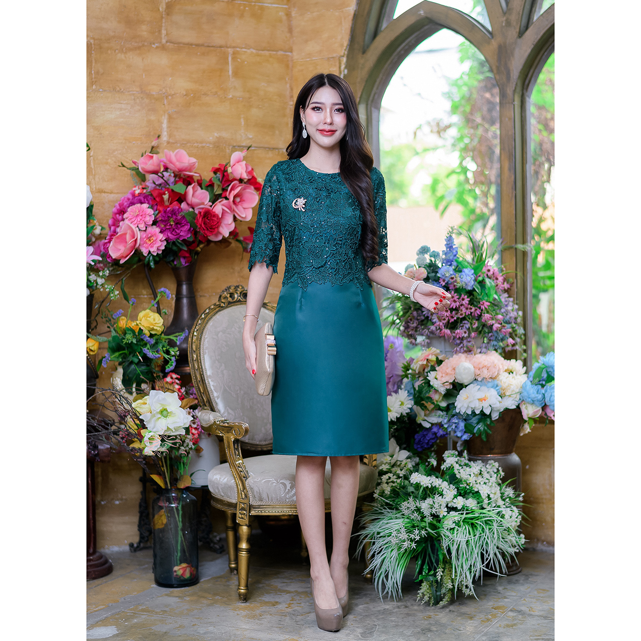 kudapy เดรสสั้นสีกรม/สีเขียว/สีน้ำตาลทอง/สีเหลืองทอง ผ้าไหมคลุมลุกไม้แขนศอก เป็นลูกไม้เงาปักเลื่อมเป็นเลื่อมใส่เม็ดเล็ก