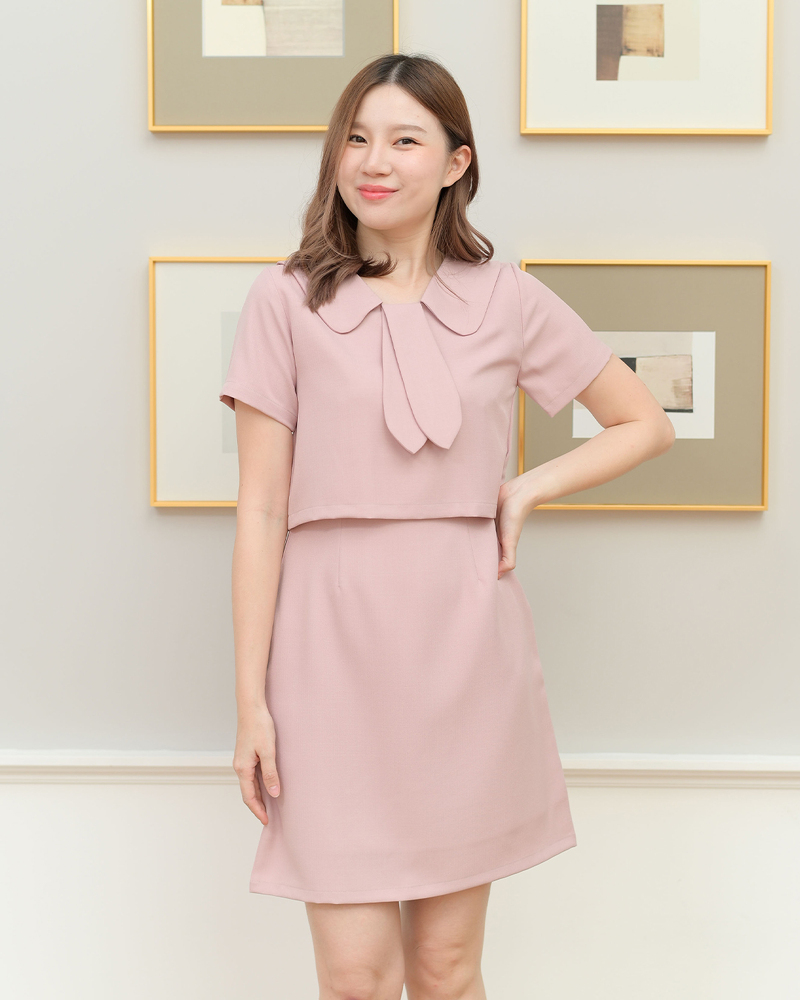 kudapy เดรสแขนสั้น คอปกแต่งหูกระต่าย แพทเทิร์นเหมือนใส่แยกชิ้น ช่วงกระโปรงทรงเอจับเกล็ดเข้าเอว